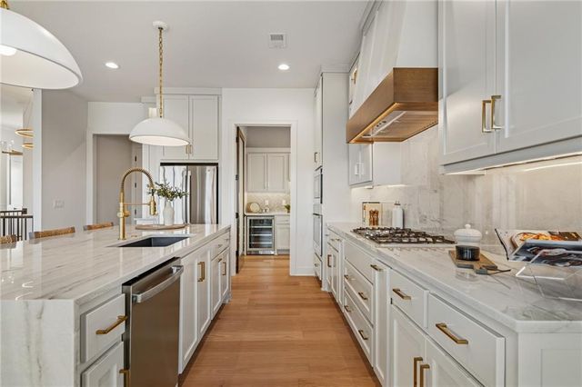 11239 S Sunray Drive, Olathe, KS 66061