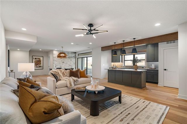 11239 S Sunray Drive, Olathe, KS 66061