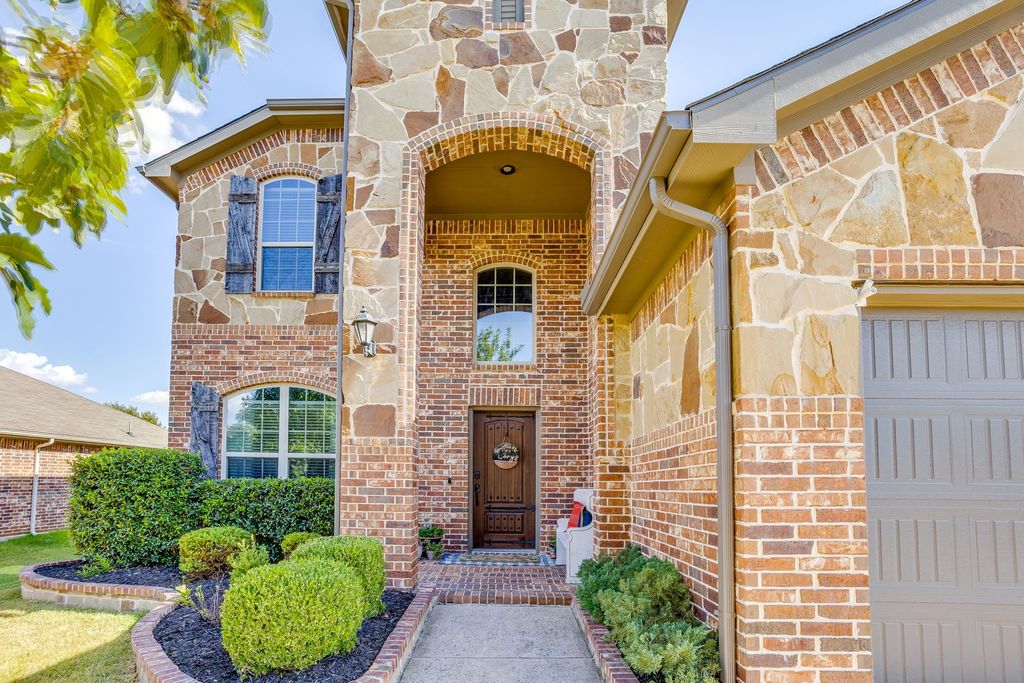 352 Pin Cushion Trail, Burleson, TX 76028 — exterior