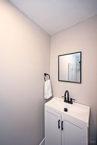 1933 Hewitt Avenue, Cincinnati, OH 45207