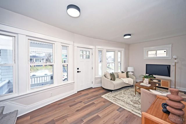 1933 Hewitt Avenue, Cincinnati, OH 45207