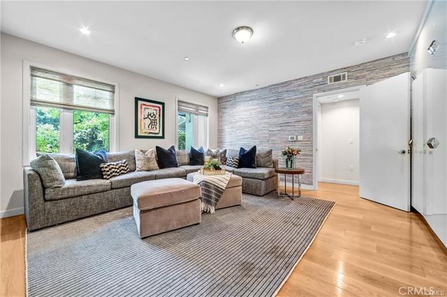 935 Hillcrest, Pasadena, CA 91106