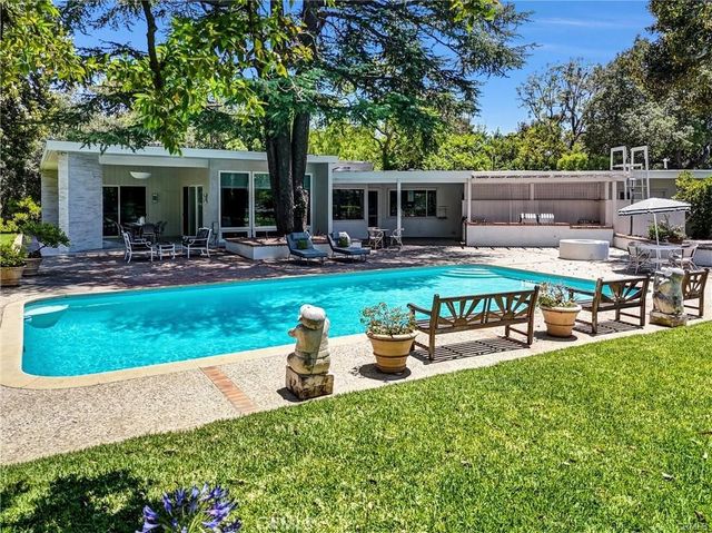 935 Hillcrest, Pasadena, CA 91106