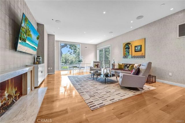 935 Hillcrest, Pasadena, CA 91106