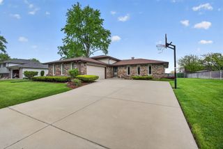 106 N Brookshore Drive, Shorewood, IL 60404
