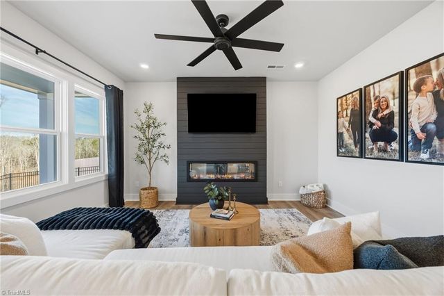 9132 Stoney River Lane, Kernersville, NC 27284