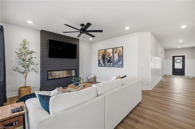 9132 Stoney River Lane, Kernersville, NC 27284