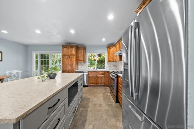 9693 Follett Drive, Santee, CA 92071