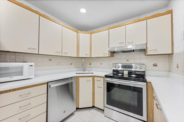 313 Pine Ridge Circle C-2, Greenacres, FL 33463