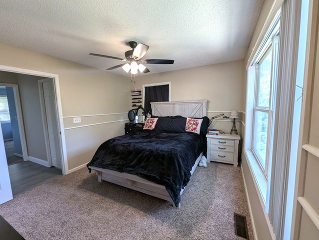 1208 E Blythe St, Paris, TN 38242