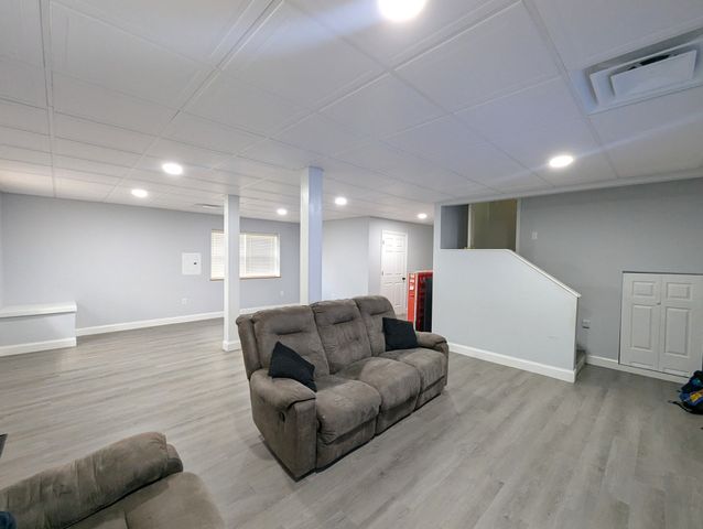 1208 E Blythe St, Paris, TN 38242