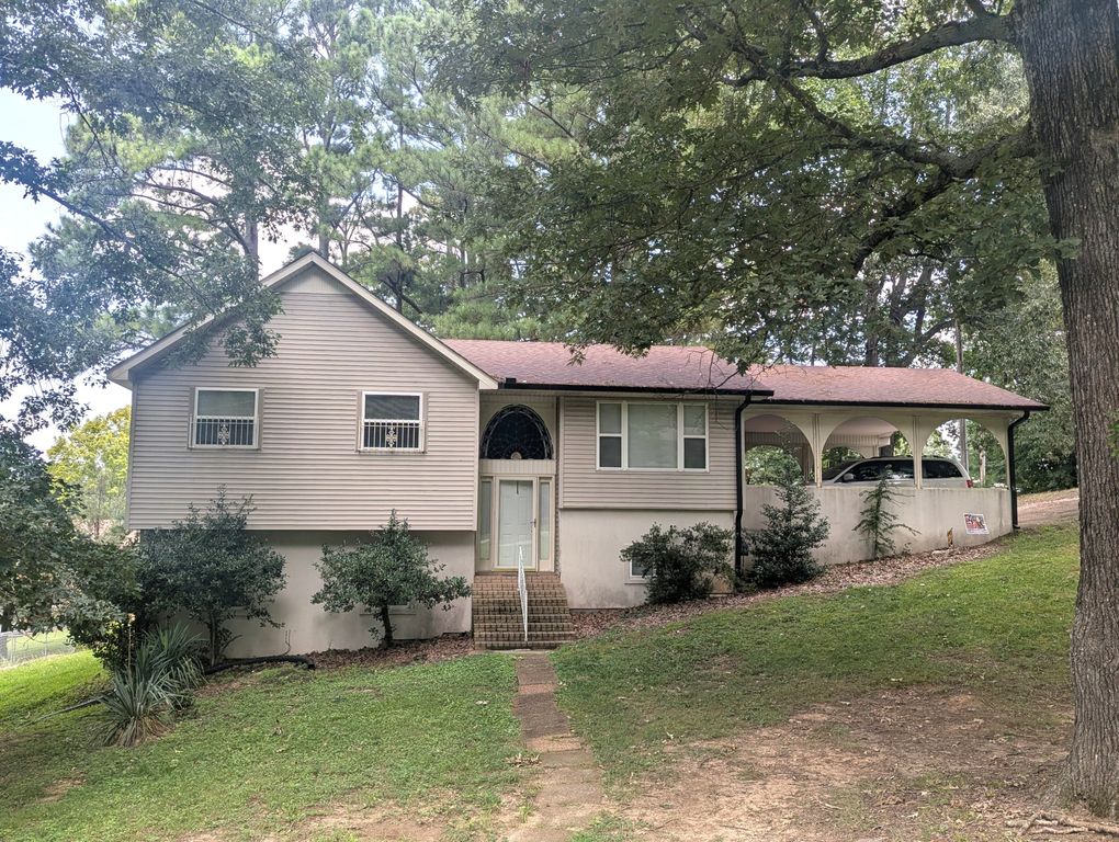 1208 E Blythe St, Paris, TN 38242