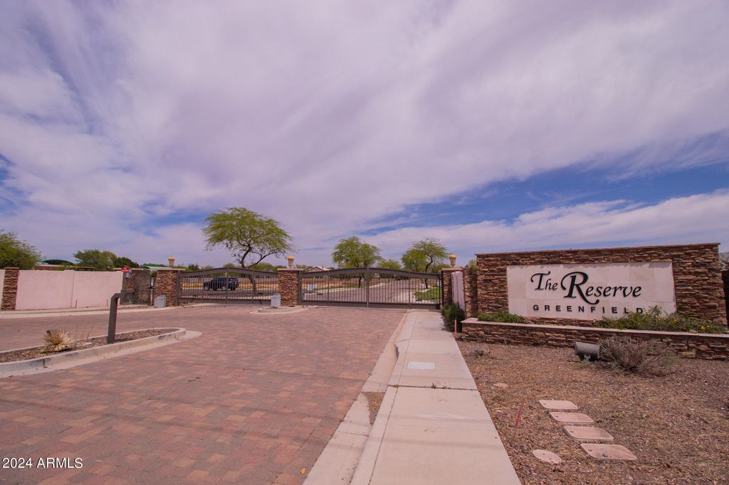 811 N POINCIANA Court 10, Gilbert, AZ 85234 — exterior