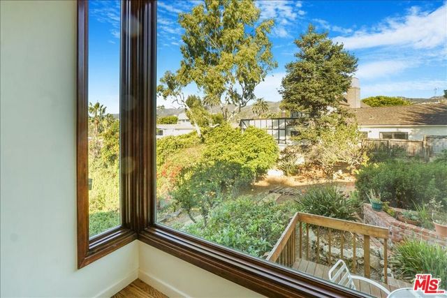 321 N Las Casas Avenue, Pacific Palisades, CA 90272