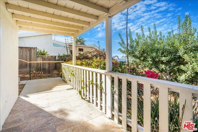 321 N Las Casas Avenue, Pacific Palisades, CA 90272