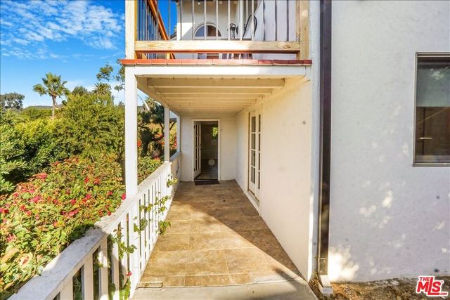 321 N Las Casas Avenue, Pacific Palisades, CA 90272