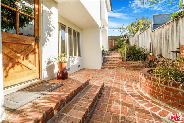 321 N Las Casas Avenue, Pacific Palisades, CA 90272