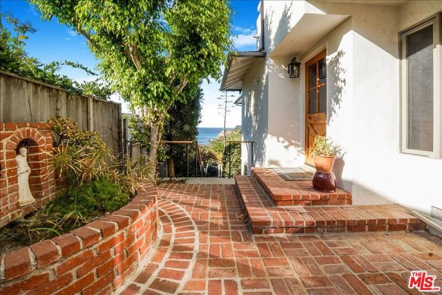 321 N Las Casas Avenue, Pacific Palisades, CA 90272