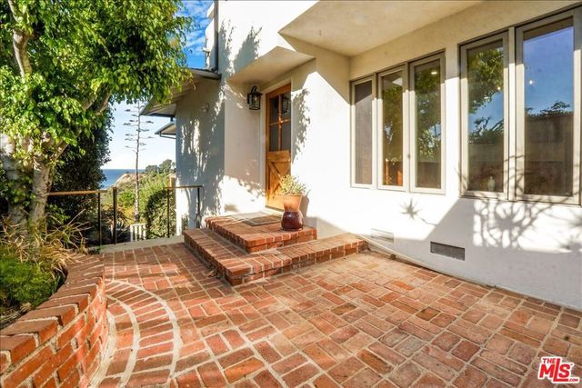 321 N Las Casas Avenue, Pacific Palisades, CA 90272