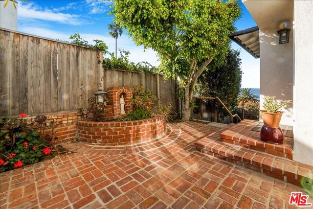 321 N Las Casas Avenue, Pacific Palisades, CA 90272