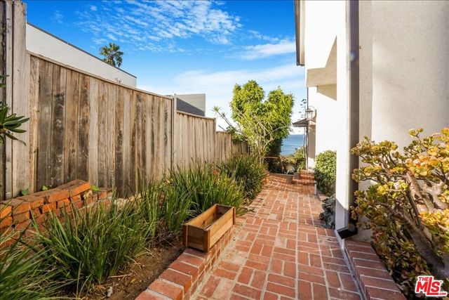 321 N Las Casas Avenue, Pacific Palisades, CA 90272