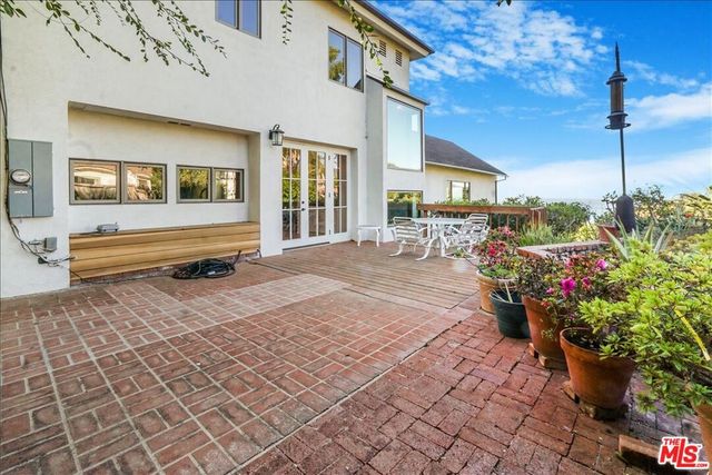 321 N Las Casas Avenue, Pacific Palisades, CA 90272