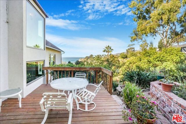 321 N Las Casas Avenue, Pacific Palisades, CA 90272