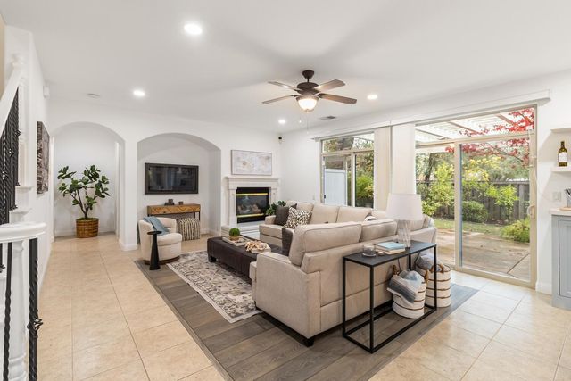 945 Sierra Park Ln, Sacramento, CA 95864