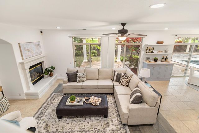 945 Sierra Park Ln, Sacramento, CA 95864