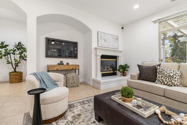 945 Sierra Park Ln, Sacramento, CA 95864