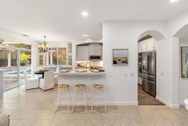 945 Sierra Park Ln, Sacramento, CA 95864