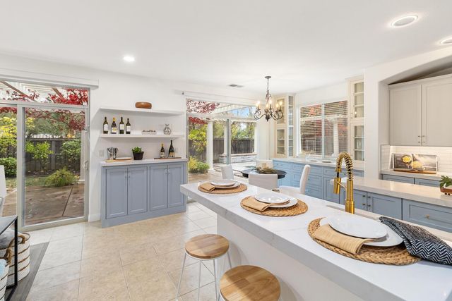 945 Sierra Park Ln, Sacramento, CA 95864