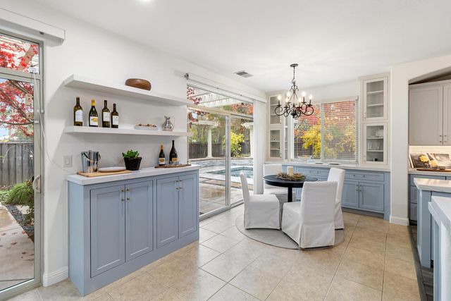 945 Sierra Park Ln, Sacramento, CA 95864