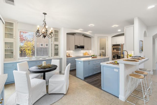 945 Sierra Park Ln, Sacramento, CA 95864