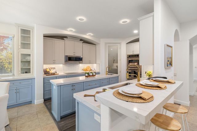 945 Sierra Park Ln, Sacramento, CA 95864