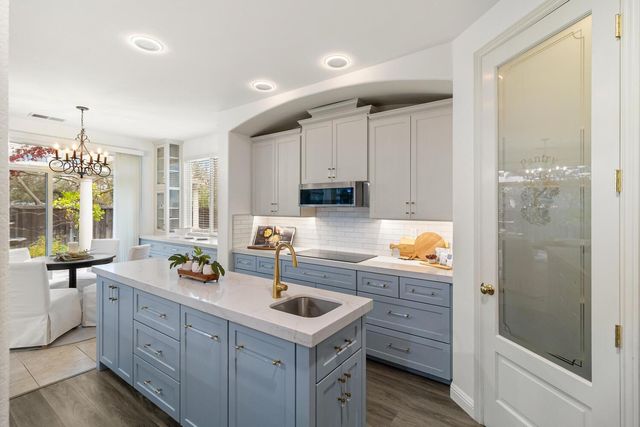 945 Sierra Park Ln, Sacramento, CA 95864