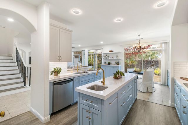 945 Sierra Park Ln, Sacramento, CA 95864