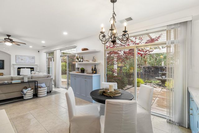 945 Sierra Park Ln, Sacramento, CA 95864