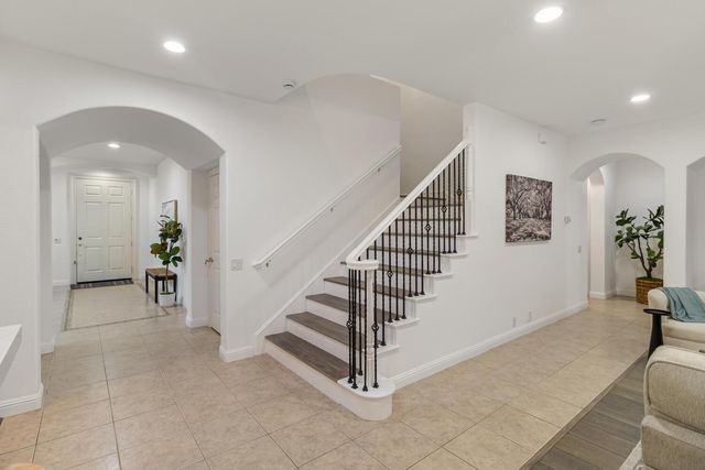 945 Sierra Park Ln, Sacramento, CA 95864