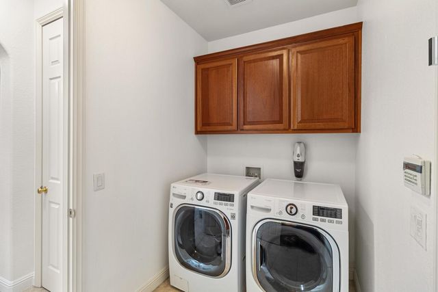 945 Sierra Park Ln, Sacramento, CA 95864