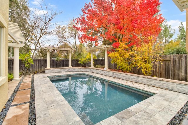 945 Sierra Park Ln, Sacramento, CA 95864