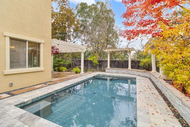 945 Sierra Park Ln, Sacramento, CA 95864