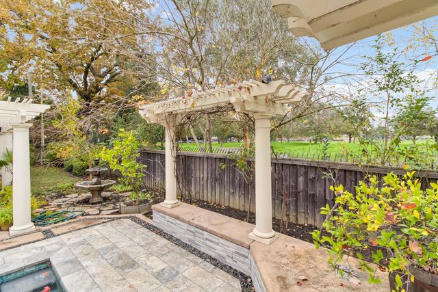 945 Sierra Park Ln, Sacramento, CA 95864