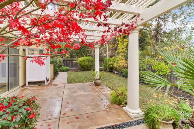 945 Sierra Park Ln, Sacramento, CA 95864