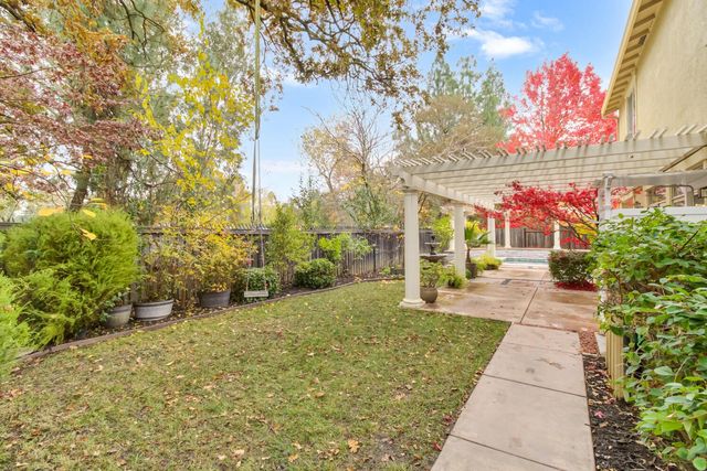 945 Sierra Park Ln, Sacramento, CA 95864