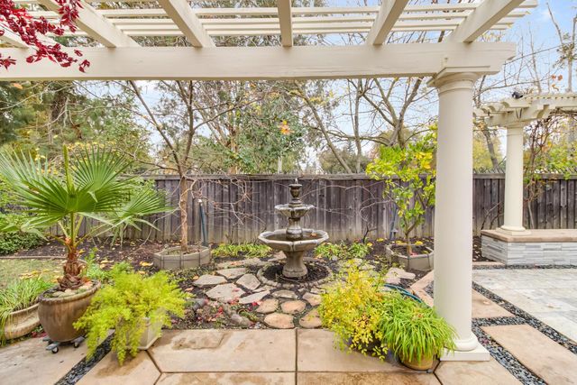 945 Sierra Park Ln, Sacramento, CA 95864