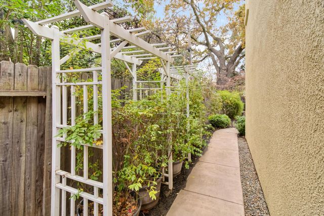 945 Sierra Park Ln, Sacramento, CA 95864