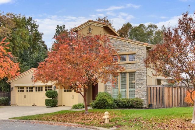 945 Sierra Park Ln, Sacramento, CA 95864