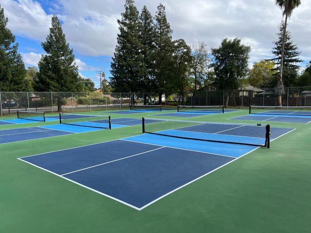 945 Sierra Park Ln, Sacramento, CA 95864