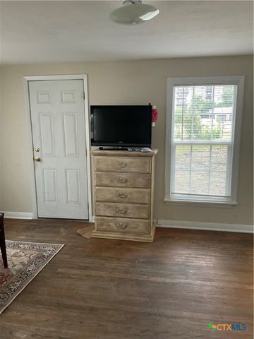 111 N 11th, Temple, TX 76501